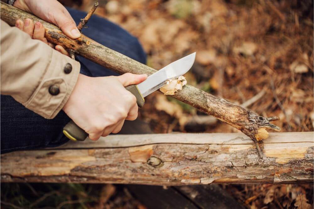 How to Survive in the Woods With Just a Knife