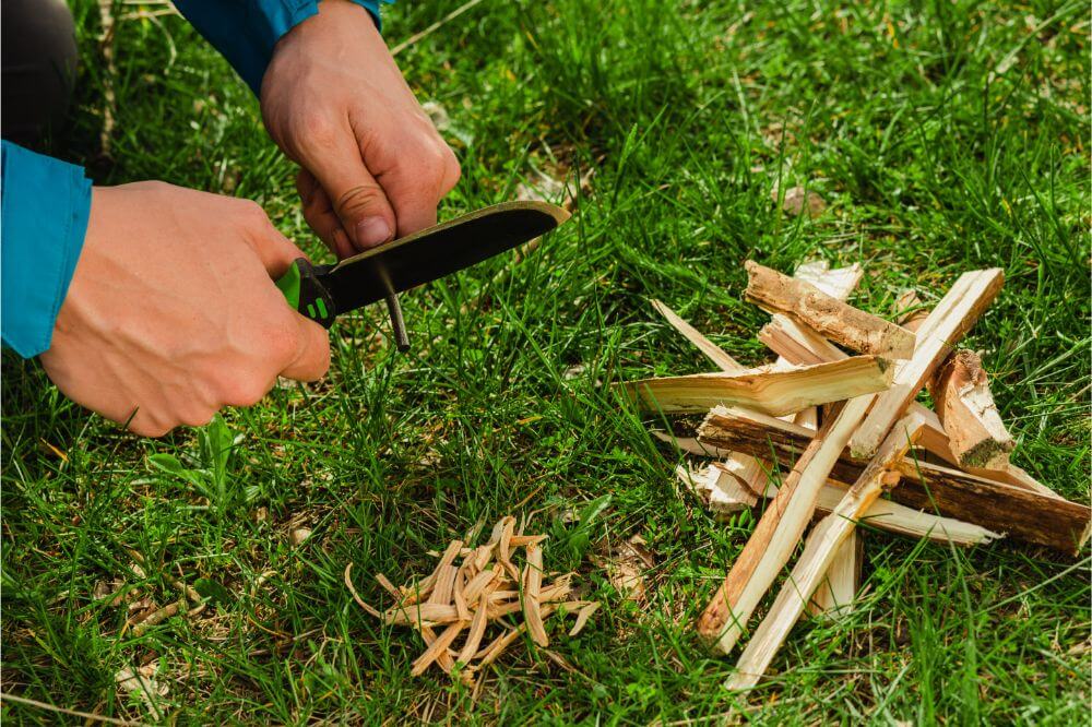Best Survival Knife with Firestarter