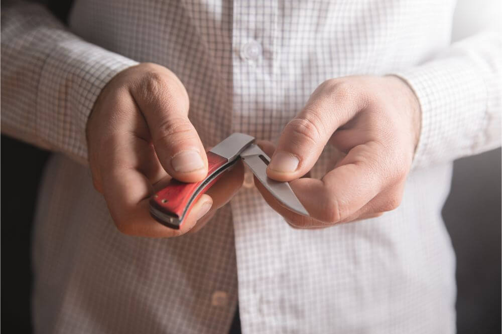 Is it Illegal to Walk around with a Pocket Knife